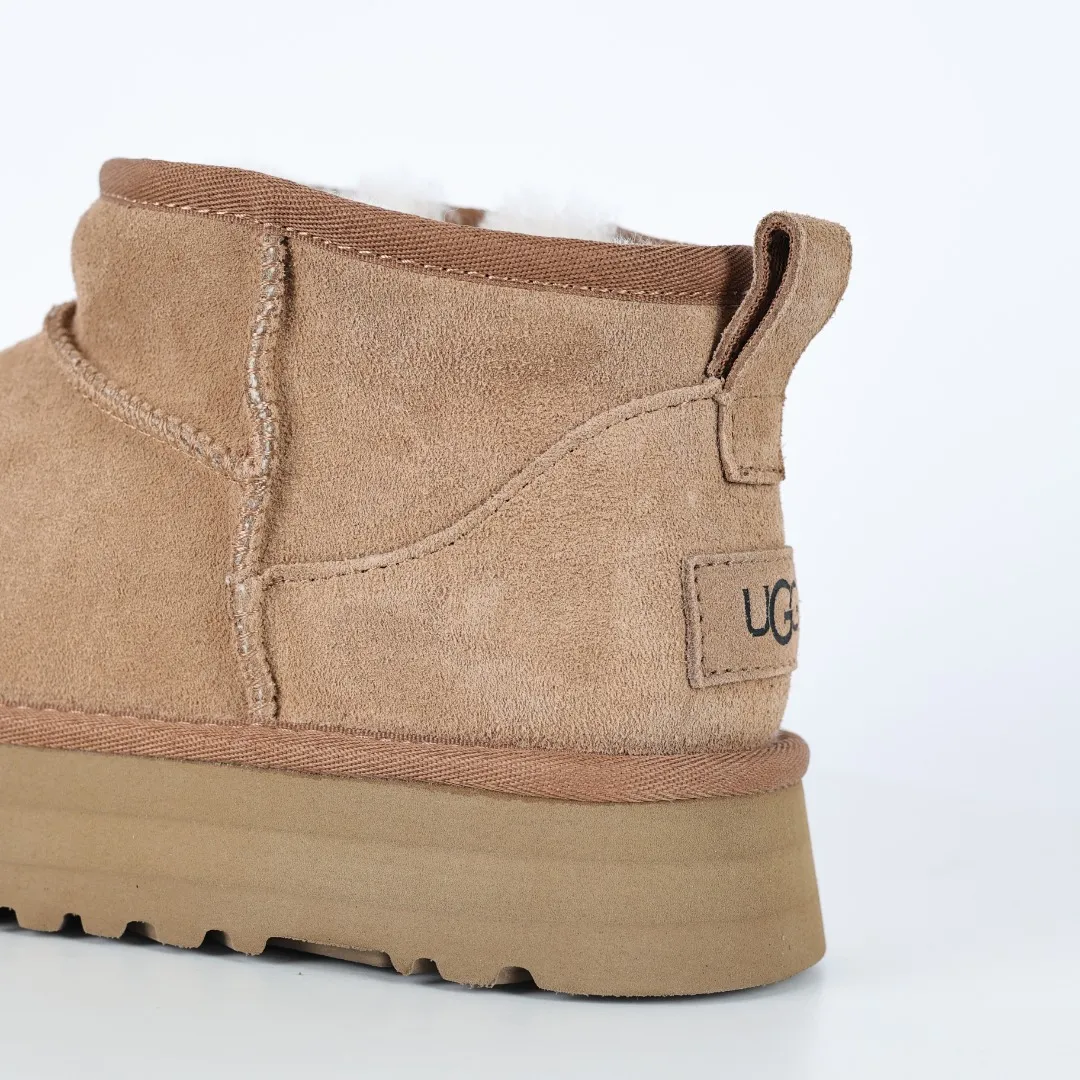 Pick up locally 💰560 Core recommended good price It is a very suitable choice for home furnishings. In the new year, uug launched a series of styles, which are partial to the preferences of young consumers and have also moved to the forefront of fashion trends. Shoe body material: water-repellent coated suede upper, 17 mm UGGPURE™ implantable wool insole, lightweight non-slip and comfortable rubber outsole, with brand LOGO and trademark, with full packaging Size: 35 36 37 38 39 40